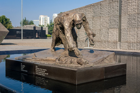 南京大屠杀遇难同胞纪念馆雕塑广场雕塑特写摄影图配图国家公祭日
