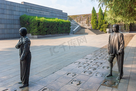 侵华日军南京大屠杀遇难同胞纪念馆铜板路摄影图配图