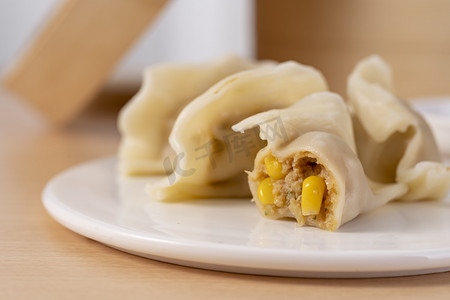 花边水饺摄影照片_立冬冬至新鲜的玉米猪肉陷饺子摄影图配图