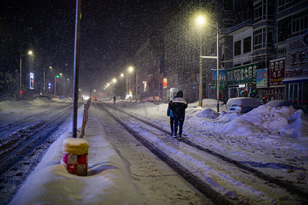 东北初雪路人街道行走摄影图配图