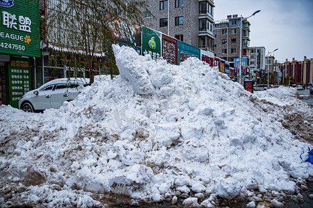 小区下雪摄影照片_辽宁冬天下雪小区雪堆摄影图配图