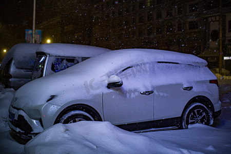 辽宁雪摄影照片_东北大雪汽车雪天藏摄影图配图