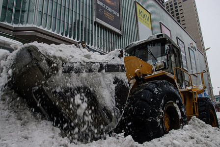 东北雪地摄影照片_城市上午铲雪车路北铲雪摄影图配图