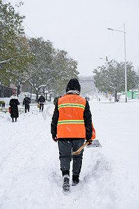 雪摄影照片_鞍山上午环卫工人路北行走摄影图配图