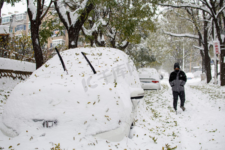 城市拜托一个人暴雪行走摄影图配图