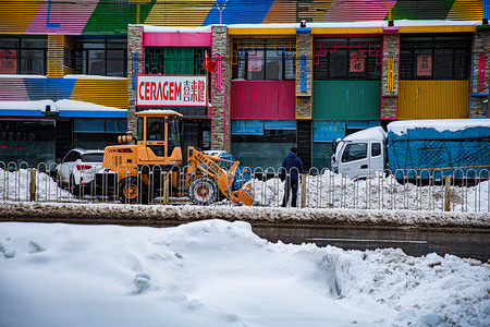 东北冬日一辆铲车街道铲雪摄影图配图