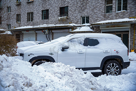 雪佛兰汽车促销摄影照片_东北冬天汽车小区被雪盖住摄影图配图