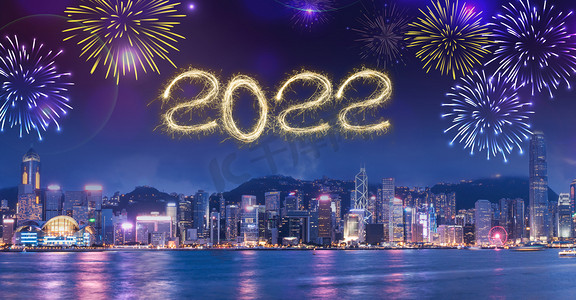 特效拖尾摄影照片_新年春节2022夜晚放烟花摄影图配图