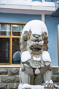 石狮子摄影照片_东北大雪冬天石狮子街道下雪摄影图配图