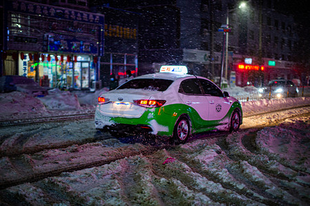 辽宁雪摄影照片_东北初雪出租车街道行驶摄影图配图