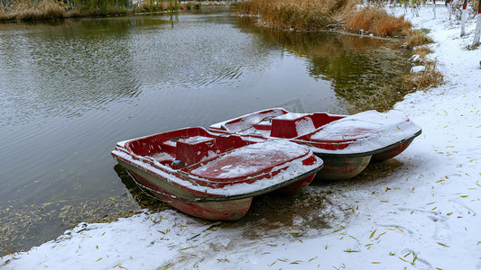 雪地小船上午小船入冬素材摄影图配图