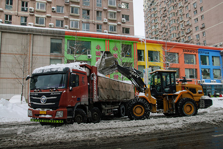 辽宁雪摄影照片_城市上午工程机械马路铲雪摄影图配图