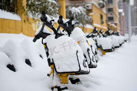 辽宁雪摄影照片_城市上午电单车路北被雪掩盖摄影图配图