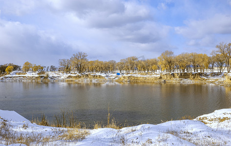 冬天素材摄影照片_湖水雪地上午湖水入冬素材摄影图配图