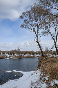 冬至素材摄影照片_雪地河流上午雪地入冬素材摄影图配图