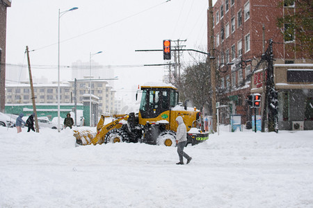 雪摄影照片_东北上午铲雪车路口铲雪摄影图配图