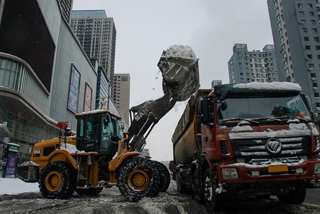 东北雪地摄影照片_城市上午铲雪车马路铲雪摄影图配图