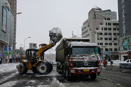 鞍山上午工程机械马路除雪摄影图配图