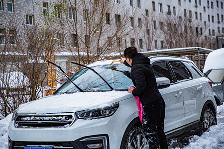 雪摄影照片_东北冬雪一个人街道铲雪摄影图配图