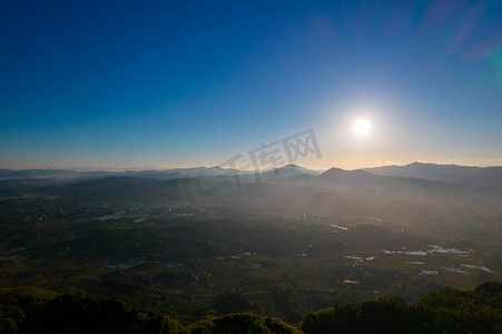 太阳初升摄影照片_日出时的飞山景区清晨飞山景区靖州市日出日落摄影图配图