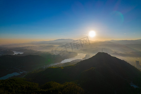 太阳初升摄影照片_日出时的洪江市清晨沅江山村日出日落摄影图配图