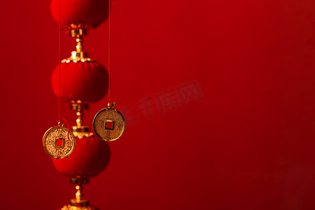 红色灯笼喜庆背景摄影照片_新年红色背景灯笼铜钱串摄影图配图
