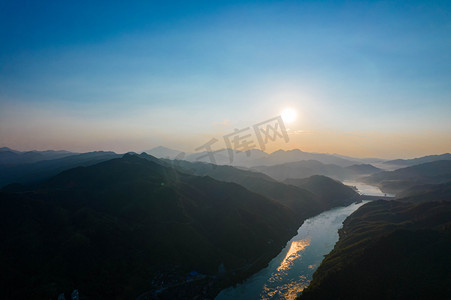 山川河流摄影照片_落日下的山河黄昏山川河流山村日落日出摄影图配图