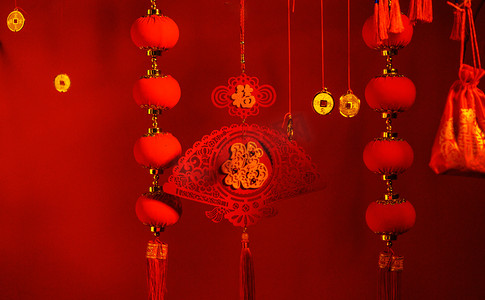新年新春春节灯笼摄影照片_春节灯笼福字吊挂组合摄影图配图