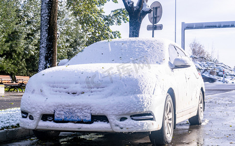 下过雪后的车早晨汽车雪景静止摄影图配图