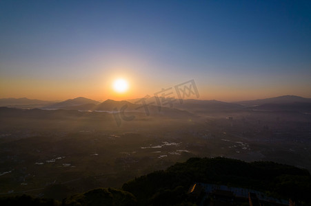 山顶日出清晨太阳山村日出摄影图配图