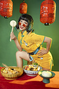 新中国风摄影照片_时尚国潮白天吃包子的旗袍美女室内叉腰摄影图配图