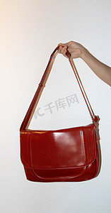 商品女式红色斜挎包展示摄影图配图