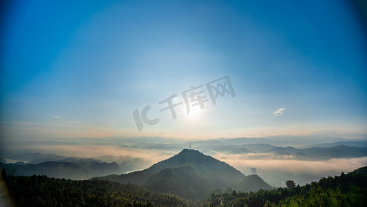 太阳能充电板图标摄影照片_山村日出清晨日出山顶云海太阳升起摄影图配图