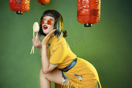 新中国风摄影照片_时尚国潮白天旗袍美女室内吃包子摄影图配图