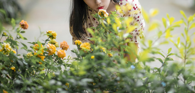 闻花的女子花园摄影图配图