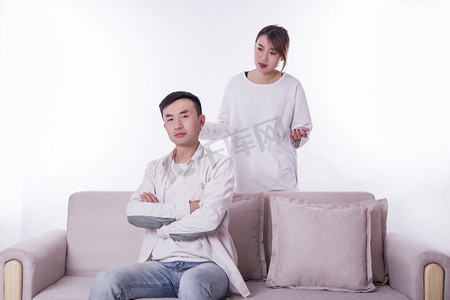 夫妻争吵摄影照片_夫妻争吵家庭矛盾吵架家庭暴力情绪人像摄影图配图