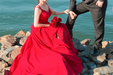 婚纱照湖边拍照两个人户外摄影图配图