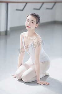 清新美女人像摄影照片_热身艺术体操芭蕾舞者摄影图配图