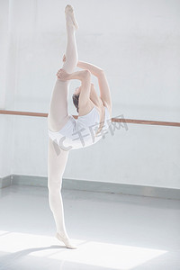 芭蕾舞美女摄影照片_舞蹈练舞舞者练功房基础功摄影图配图