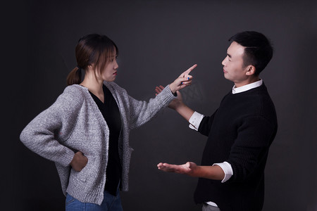 争吵人物摄影照片_夫妻家庭争吵矛盾吵架摄影图配图