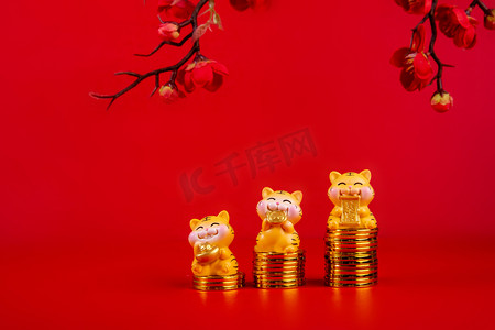 春节三个小老虎红色背景摆放摄影图配图