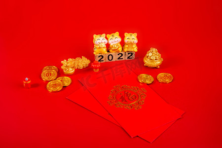新年春节红包红色背景摆放摄影图配图