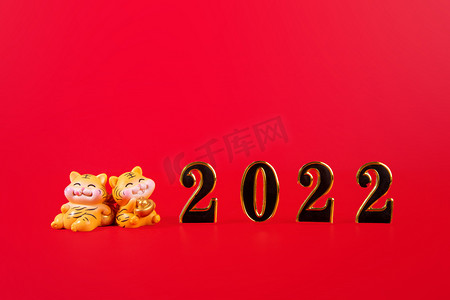 2022虎年背景摄影照片_春节2022数字红色背景摆放摄影图配图