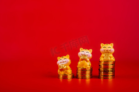 新年春节老虎金币红色背景摆放摄影图配图