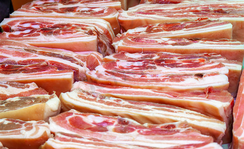 猪年年货节海报摄影照片_春节年货市场售卖的腌肉摄影图配图