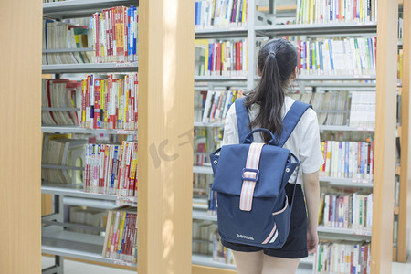 奋战高考摄影照片_图书馆美女学习大学生书架摄影图配图