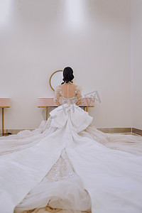 婚礼镜子前一个人摄影图配图