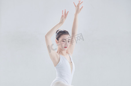 艺术舞蹈热身美女芭蕾舞者摄影图配图