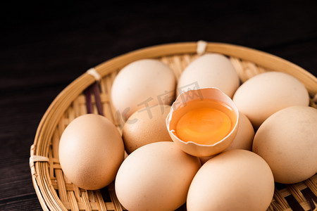 食品直通车摄影照片_鸡蛋食品营养鲜蛋蛋黄摄影图配图