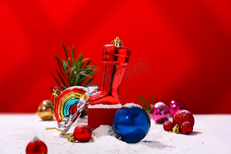 双旦元素摄影照片_静物圣诞节圣诞元素红色背景摄影图配图